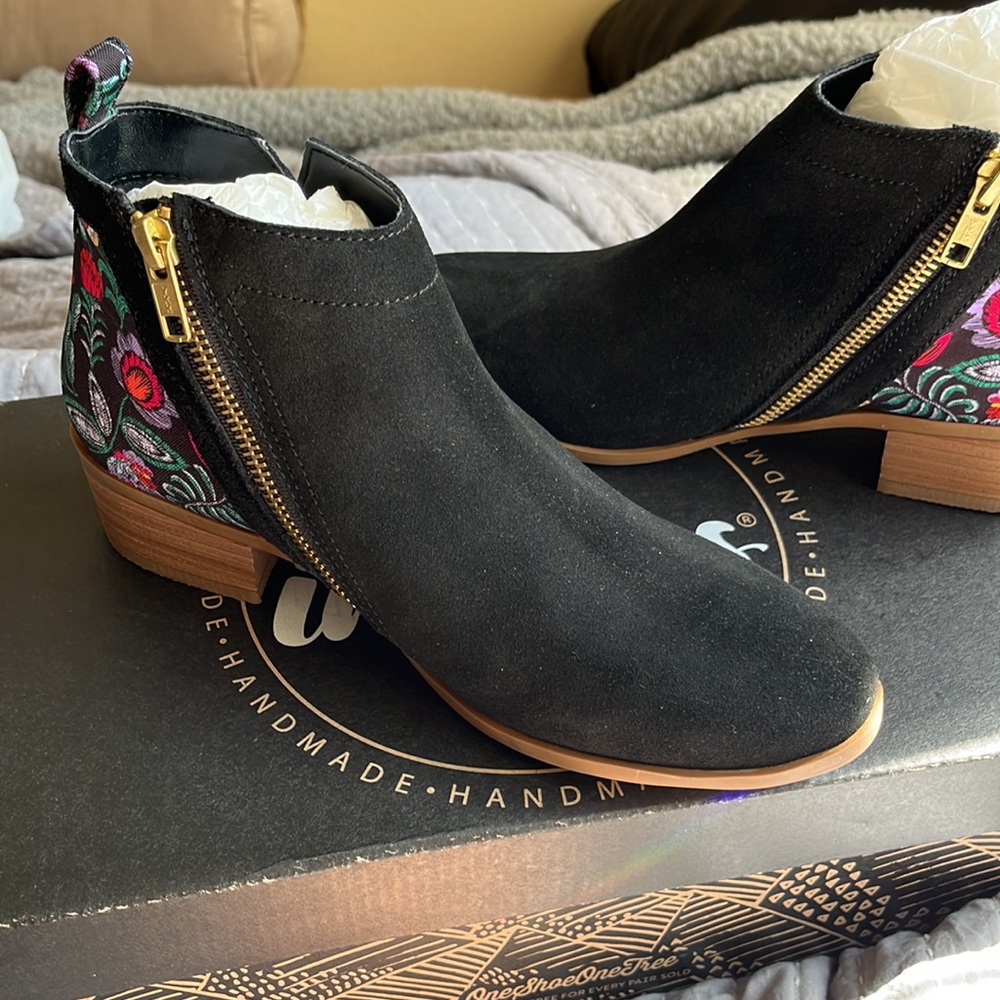BNWT Never Worn Black Zip Bootie - Picture 2 of 5